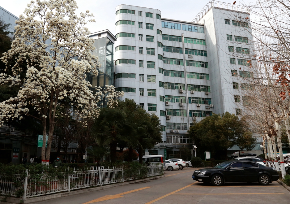 医院停车场.jpg